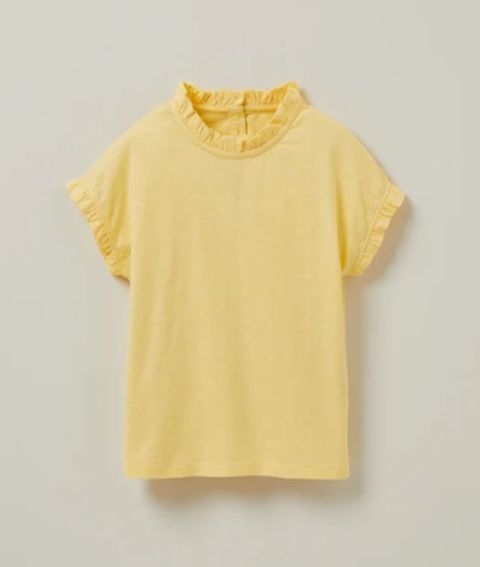 100% organic cotton<br>
• Small button placket at back<br>
• Ruffled finish

	
	
		
		
	
			
	
